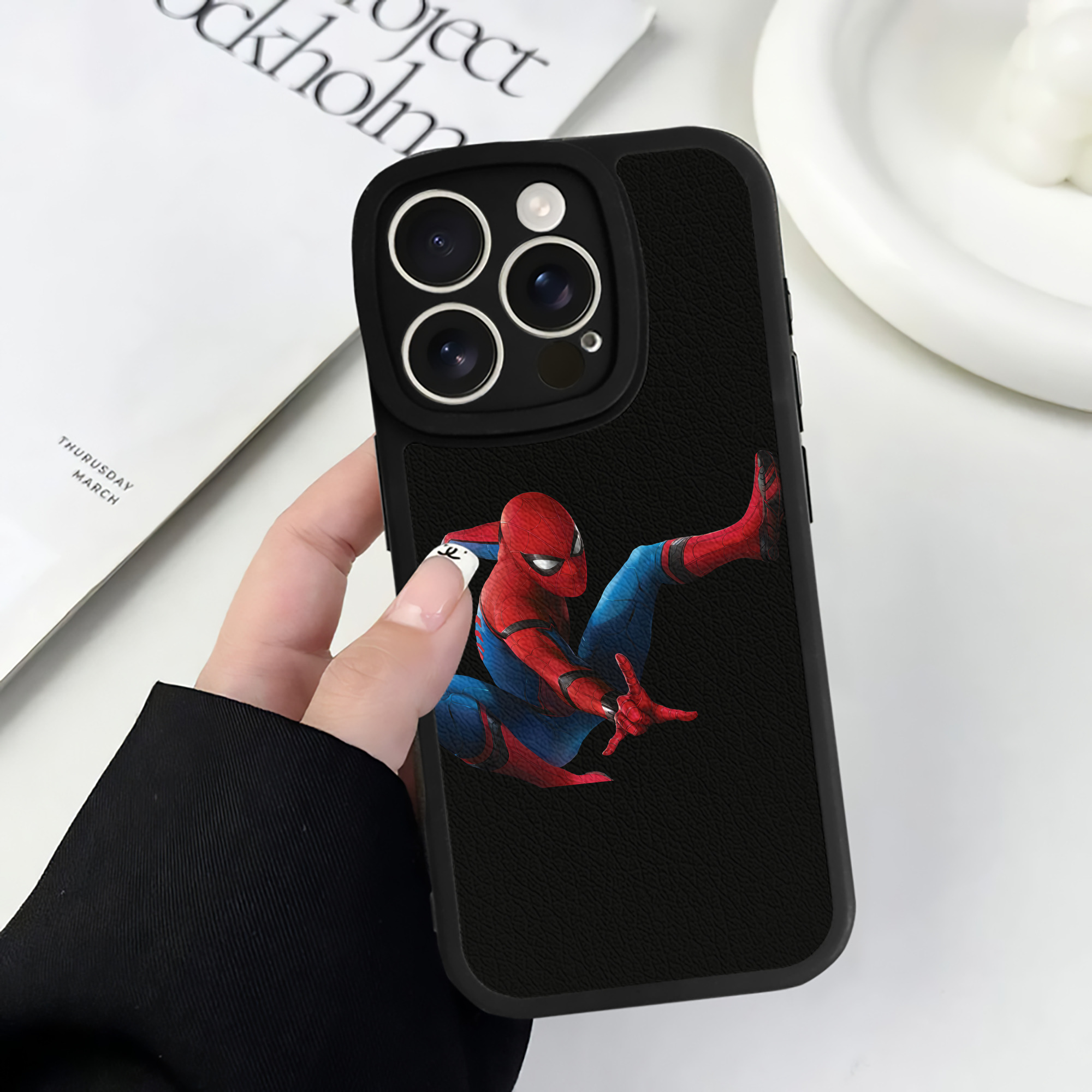 （画像用） Spider Man スパイダーマン 【iPhone 16シリーズ対応】シリコンスマホケース（レザー調） 材質：シリコン